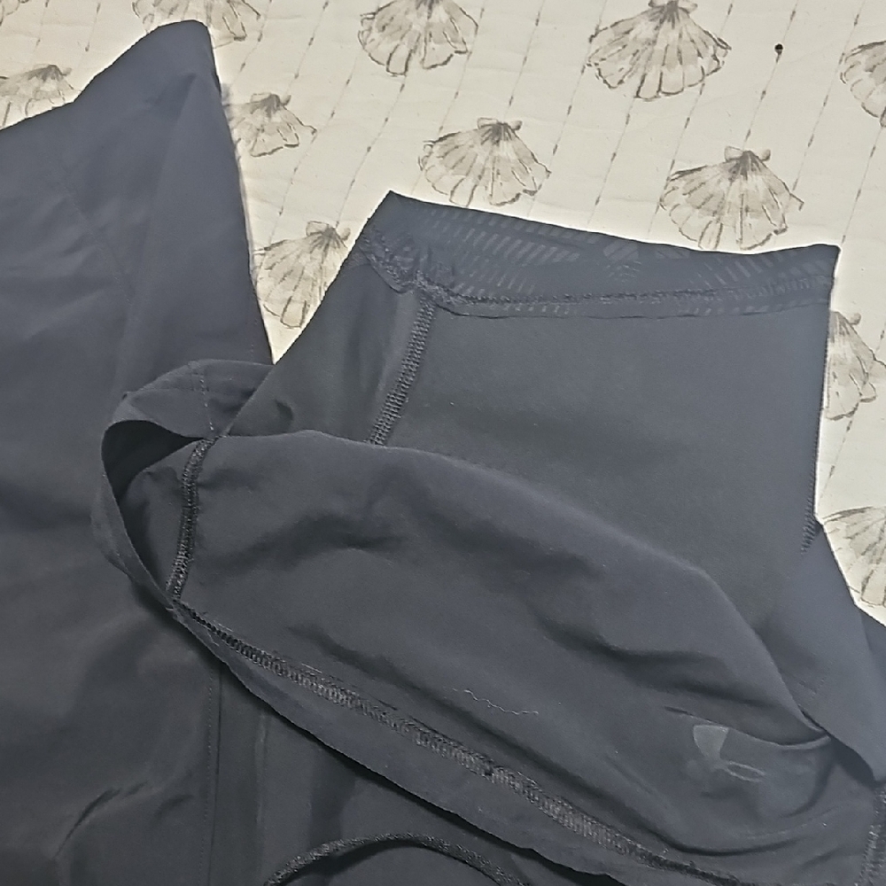 Under Armour Black & Silver Shorts Heatgear W/ Liner Shorts And Zippered Pocket - Picture 4 of 4